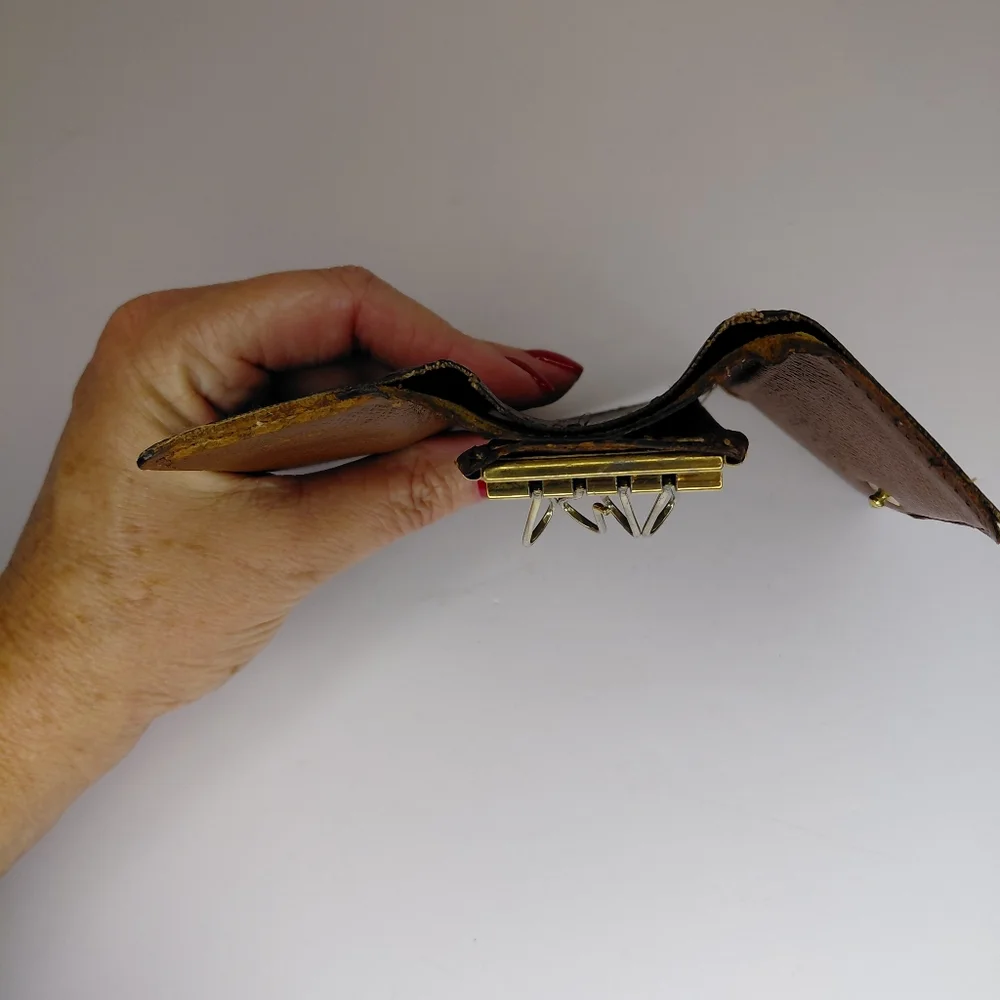 Louis Vuitton 4 Key Holder - Picture 15 of 17